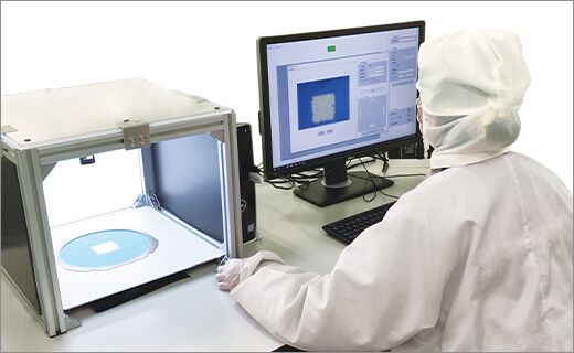 Inspector operating the Product Counting Device SD-1000 inside a cleanroom