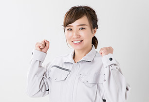 ガッツポーズをする女性