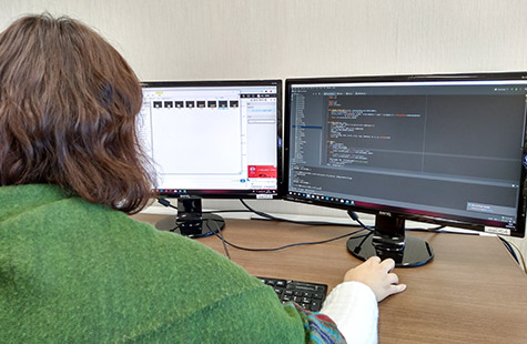 システム開発をしている女性社員